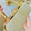 Diamond-encrusted Single-shoulder Crossbody Dinner Bag with Tassels and Diamonds for A Lady Carrying A Cheongsam