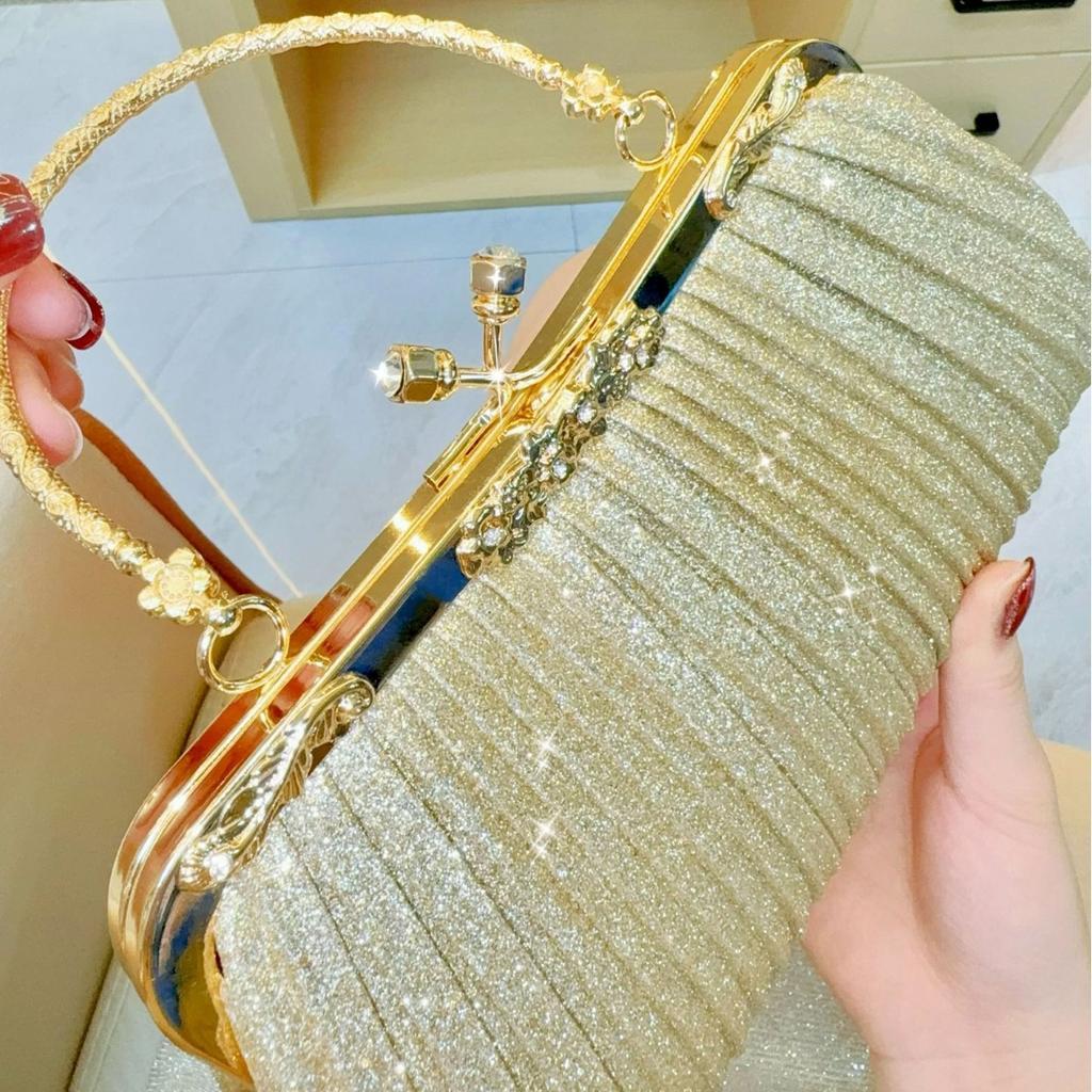 Diamond-encrusted Single-shoulder Crossbody Dinner Bag with Tassels and Diamonds for A Lady Carrying A Cheongsam