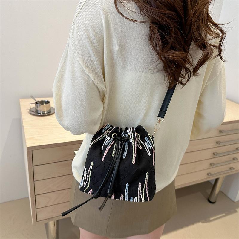 Modă nouă de vară Simplu Nișă Navetă La modă Geantă de umăr Retro Casual Crossbody Modă Geantă găleată