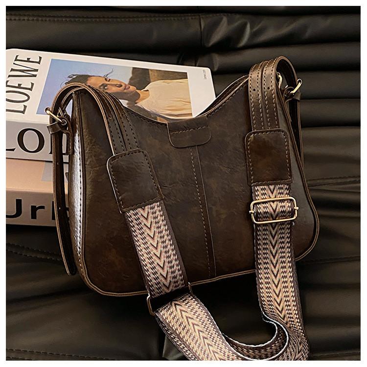 2024 New Retro Bag Female Korean Version Shoulder Bag Fashion Street Trend Leisure Commute Bucket Bag