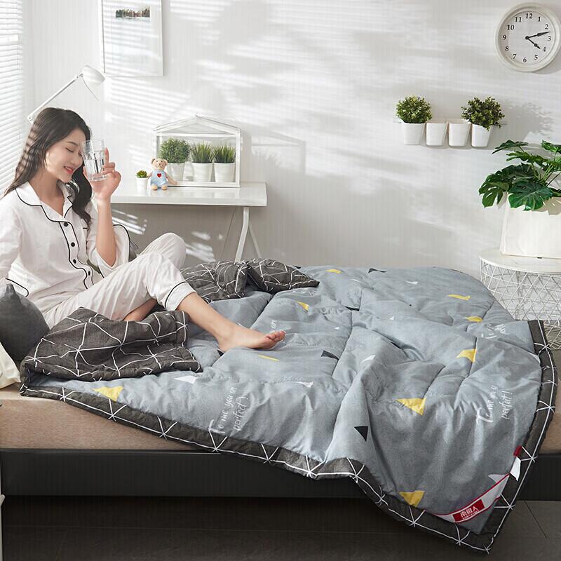 Nan Ji Ren Machine Washable Summer Quilt