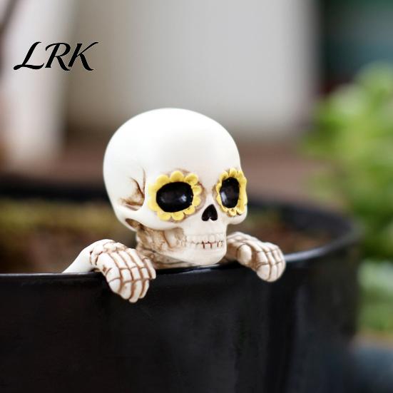 Funny Skull Garden Statues Skeleton Flower Pot Hugger, Resin Planter Statue with Eyes, Mini Creative Yard Art Flowerpot Ornament for Halloween
