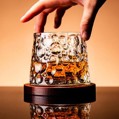 Präglad Roterande Whiskeyglas & Bricka Set – Ljus Lyx Retro Design