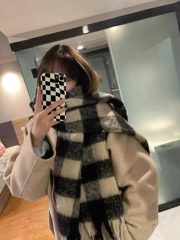 Plaid tassel scarf women's winter senior extended Korean version thickened retro warm scarf student couple shawl