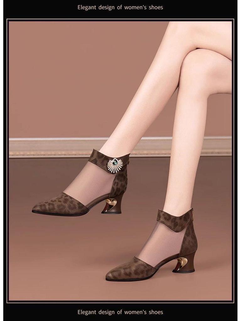 2025 Elegantní síťované boty a sandály s kamínky se špičatou špičkou a středním podpatkem pro ženy v nadměrných velikostech