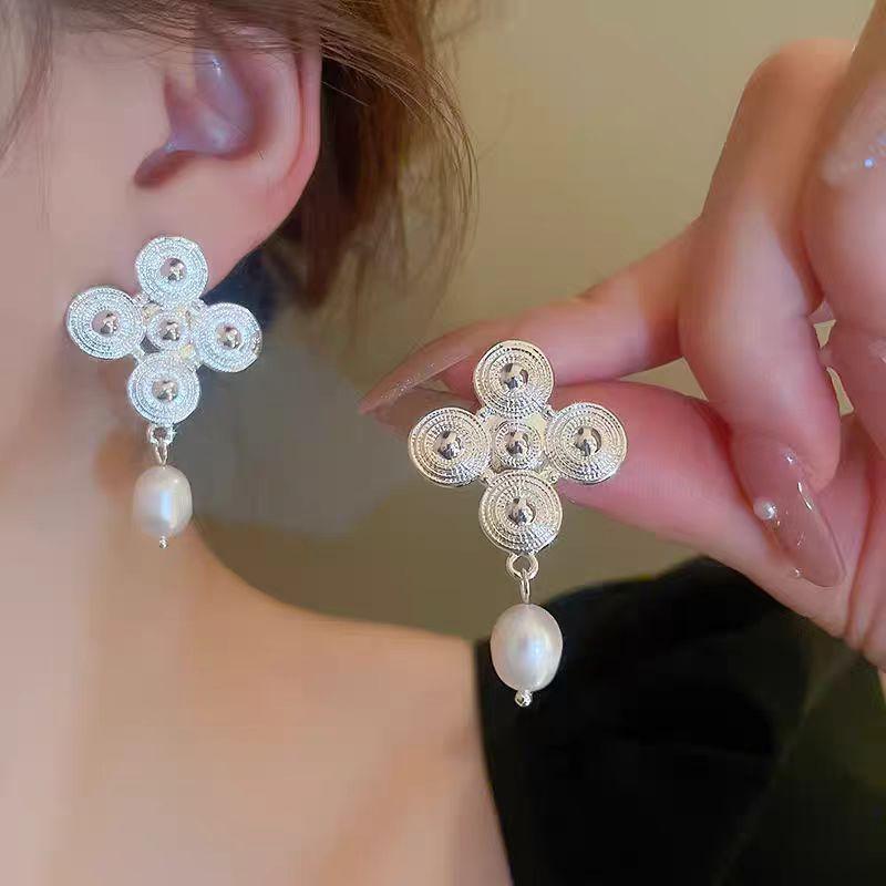Baroque Natural Pearl Earrings Women's French Retro Temperament Stud Earrings Niche High-end Light Luxury Handmade Ear Jewelry
