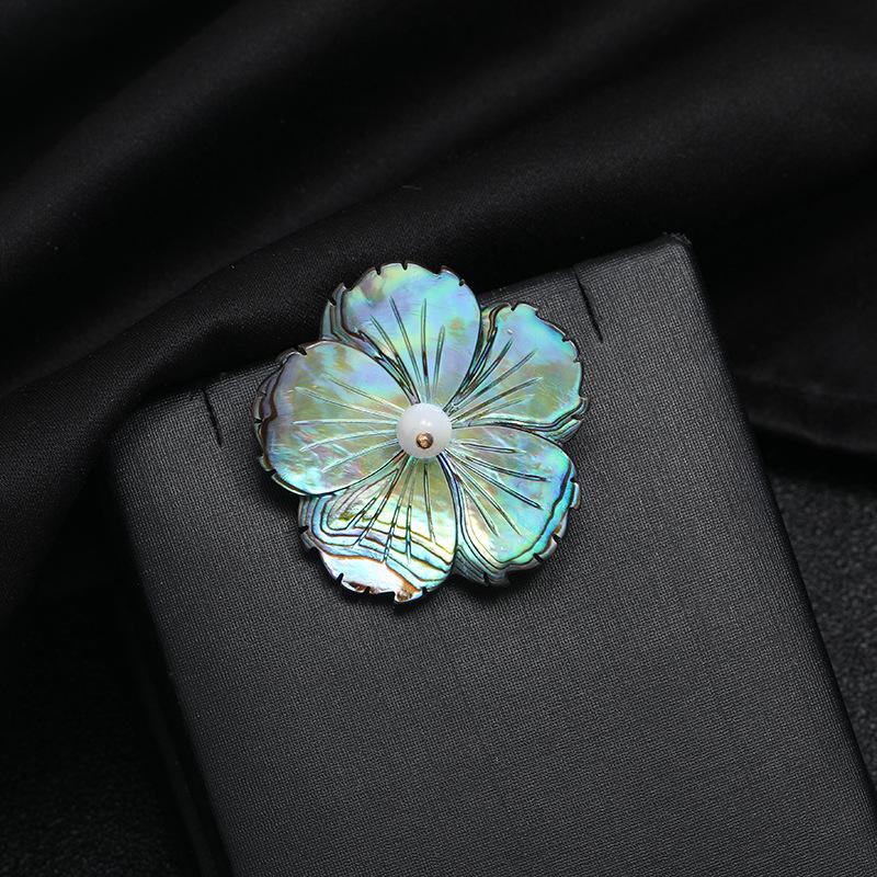 Natural Freshwater White Butterfly Shell Flower Brooch, High-end Sense of Elegance and Exquisite Temperament Pin, High-end Suit Corsage Woman