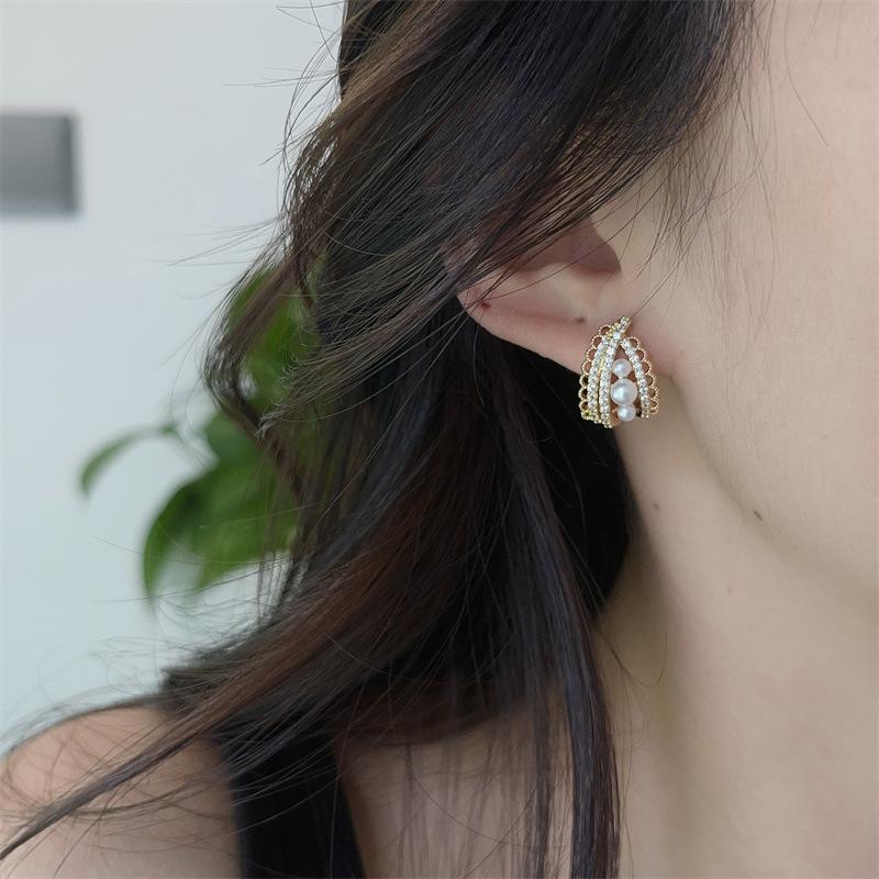 Micro-set Lace Pearl Stud Earrings for Women - Sophisticated and High-end, Unique Design, Versatile and Simple Earrings for All Occasions.