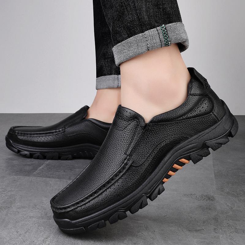 Men's Large-Size Leather Slip-On Shoes, Soft Sole, British Style, Casual Business Shoes for Middle-Aged and Elderly.