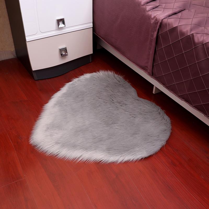 1pcs Mini Love Heart Rugs Artificial Wool Sheepskin Hairy Carpet Gorgeous Home Bedroom Decoration Carpets Soft Non-slip Mat
