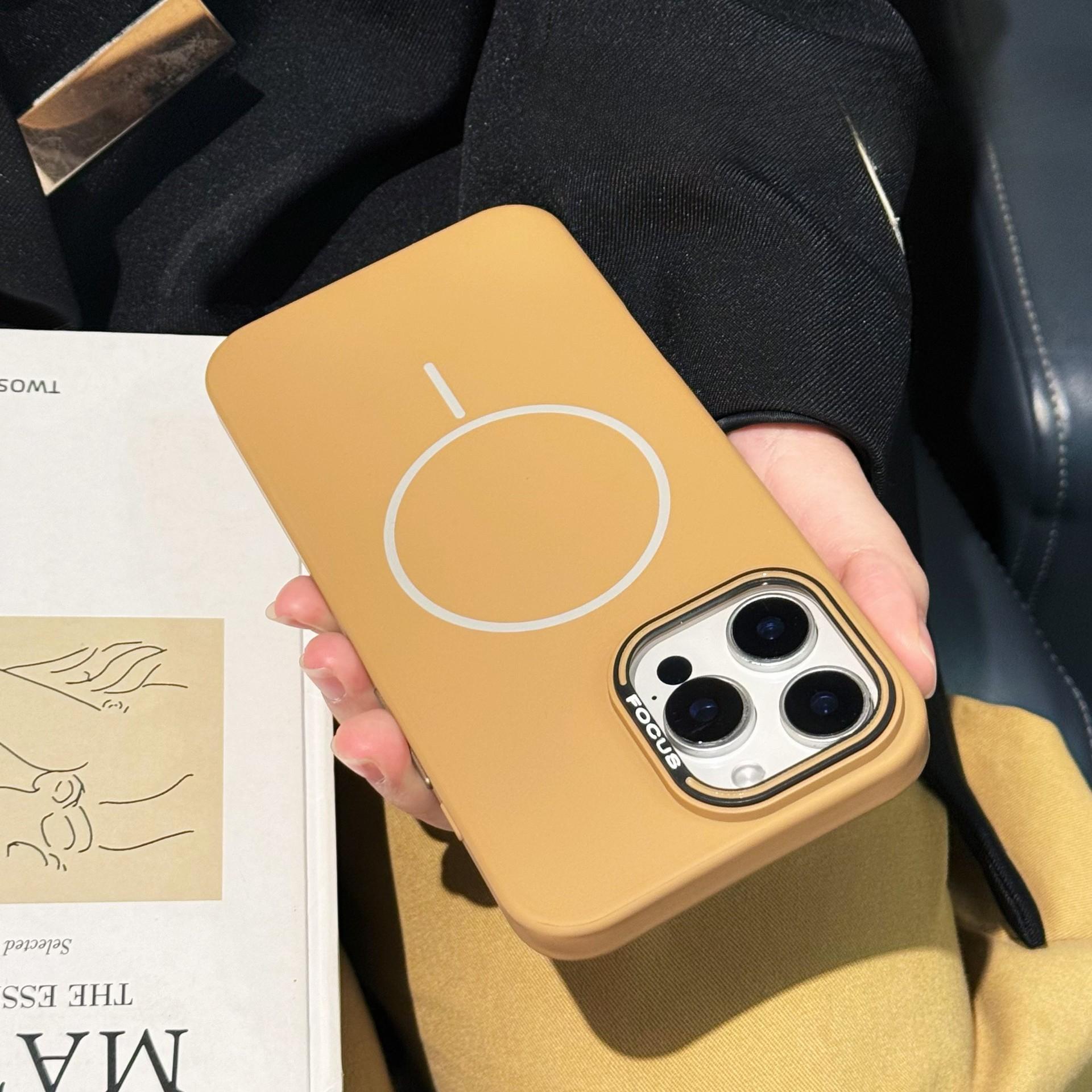 

It Is Suitable for The Dual-color Lens of Apple IP16pro and Features A Super Magnetic Phone Case That Imitates The Original Liquid Silicone iPhone 16promax золотой