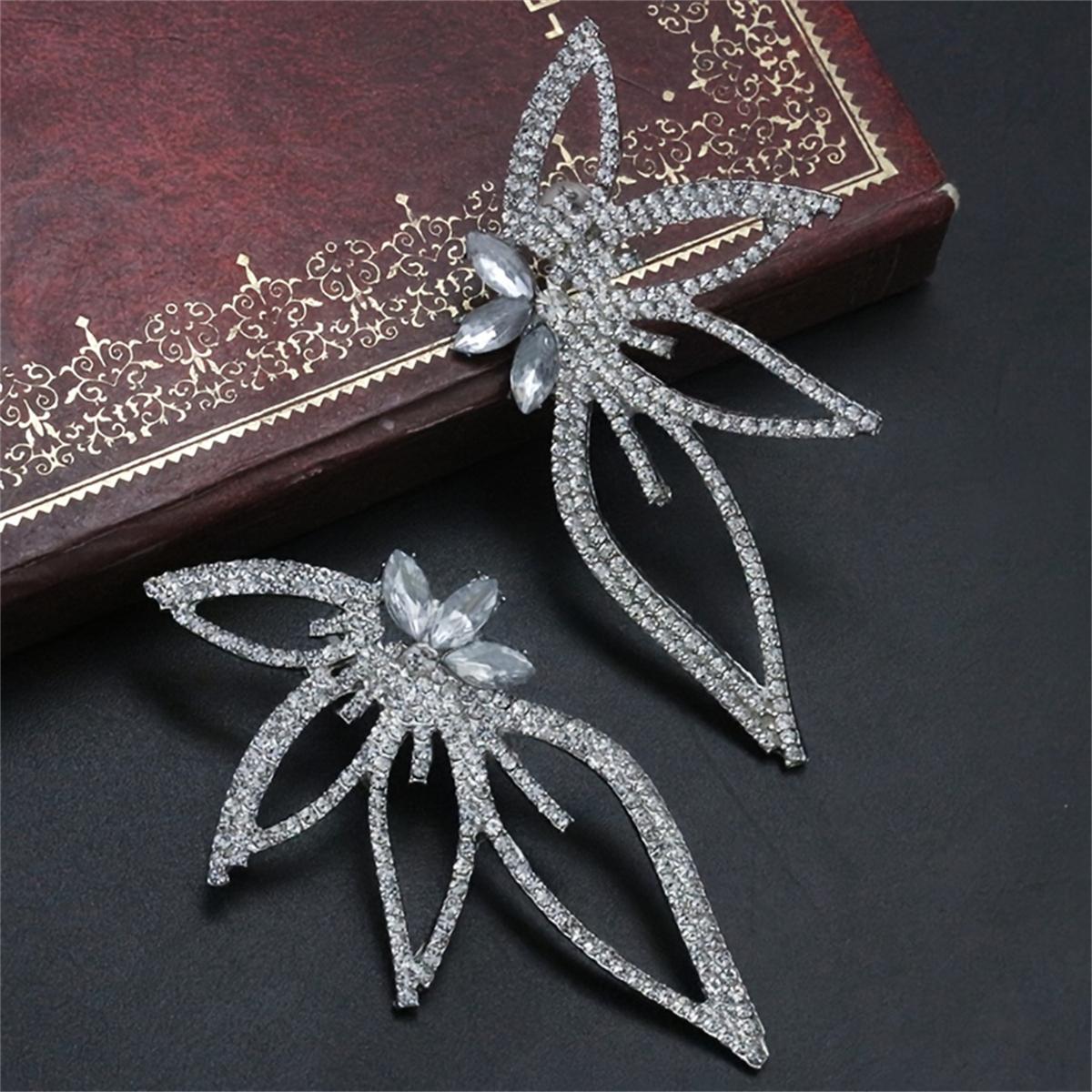 Серьги-гвоздики в форме кленового листа со стразами — фото 8