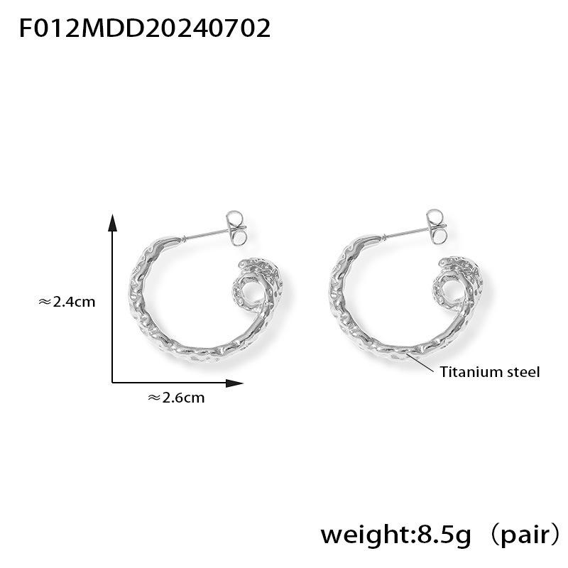 European  American Design 18k Gold Pleated C-Shaped Titanium Earrings