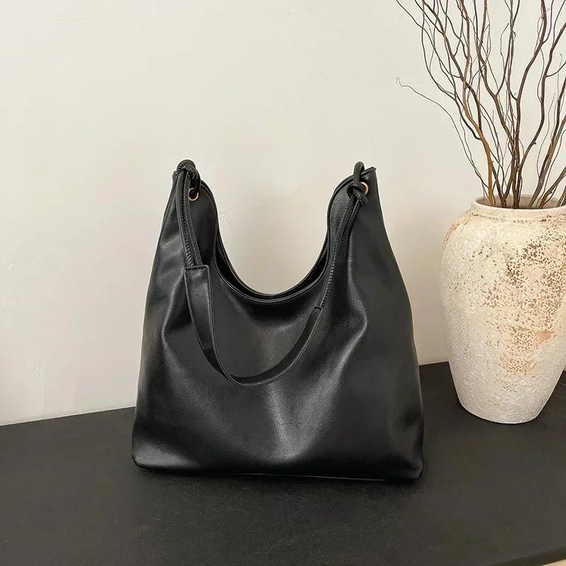 New Solid Color Plutonium Western Style Buckle Shoulder Bag for Women Hot Sale Simple Fashion Soft Simple Travel Bag