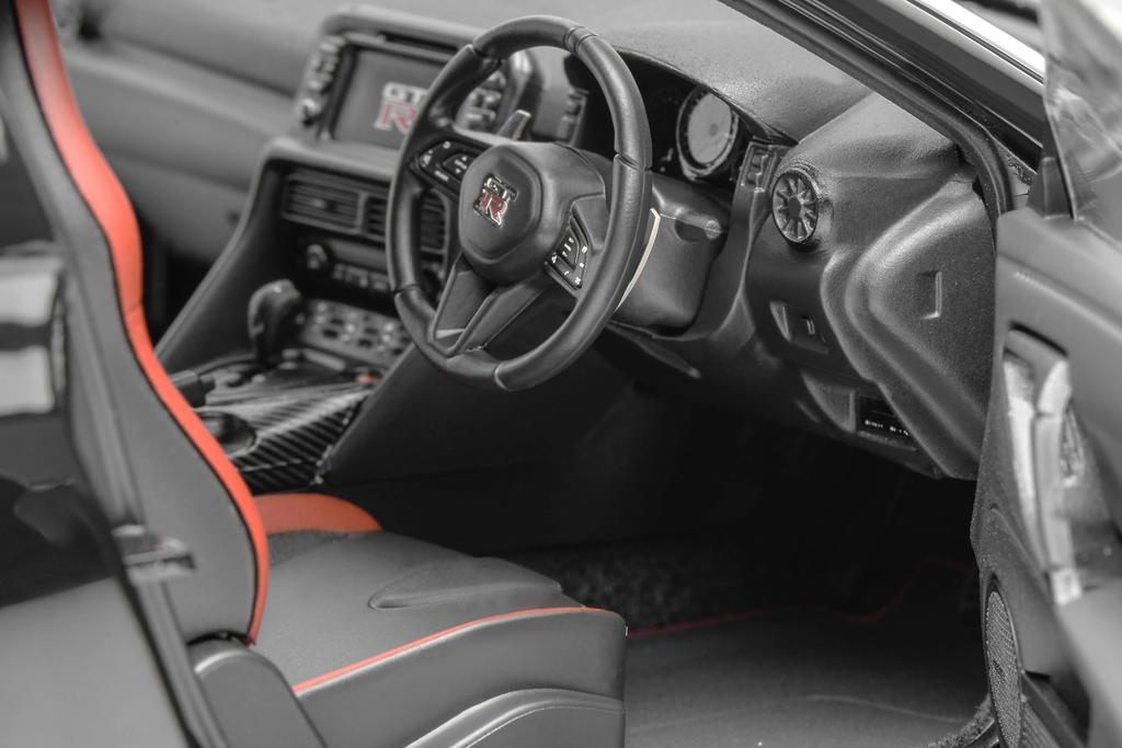 FREESTYLE MOTORHELIX Scale Nissan Track Edition Engineered By NISMO 2020 Brilliant White Pearl Finished Model M83506 1/18 GT-R (R35)