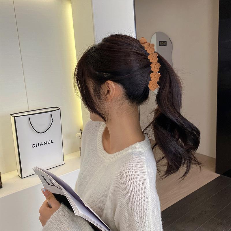 Flowers Twist and Curl with Small-sized Hair Volume Simple Vertical Hair Clips with Anti-slip PropertiesVersatile Hair Clips for The Back of The Head.