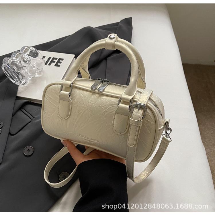 

Korean version ins portable Boston bag women s 2025 new foreign style niche messenger bag to work shoulder commuter bag бежевий