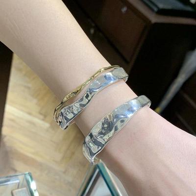 2024 Silber & Gold Doppellagiges Retro-Armband mit breitem konkav-konvexem Design für Damen
