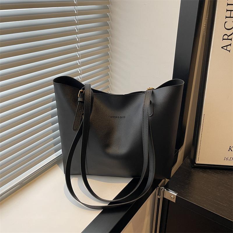 

New large-capacity fashionable and versatile temperament commuting portable tote bag going out high-end trendy shoulder bag чёрный