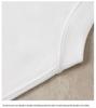 T-shirt bianca girocollo larga da 230g in puro cotone pesante con design versatile e logo stampato personalizzato.