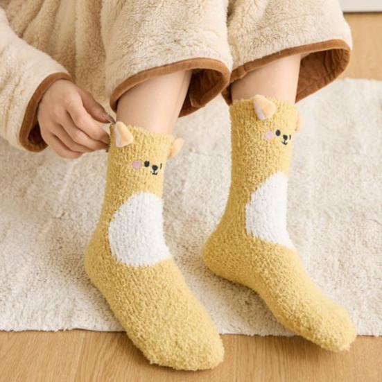 1 pár spacích ponožek kreslený zvířecí design zesílený korálový samet teplé zimní ponožky střední délky protiskluzové vnitřní zimní ponožky