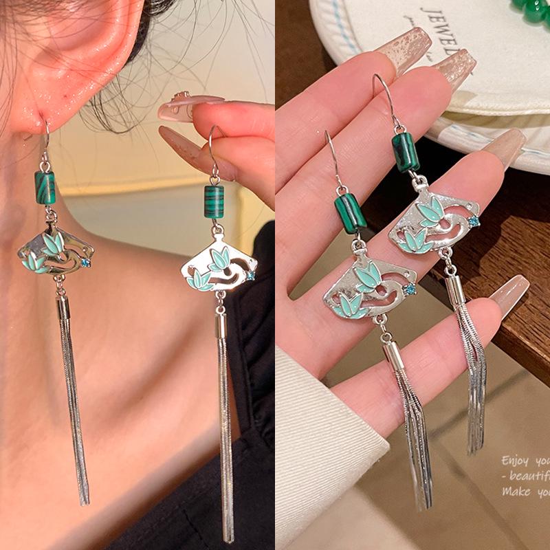 

Retro Chinese-Style Tassel Fan Earrings: Elegant Ethnic Hanfu Accessory