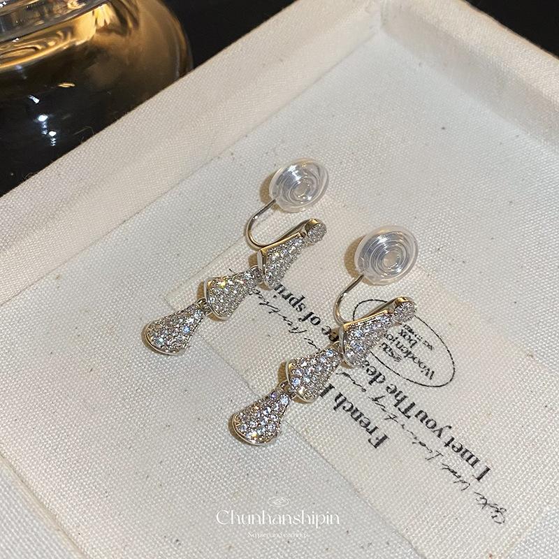 

Light luxury super flash full diamond earrings fan-shaped fringed long ear clips without holes, high-end sense niche mosquito coil disc earrings