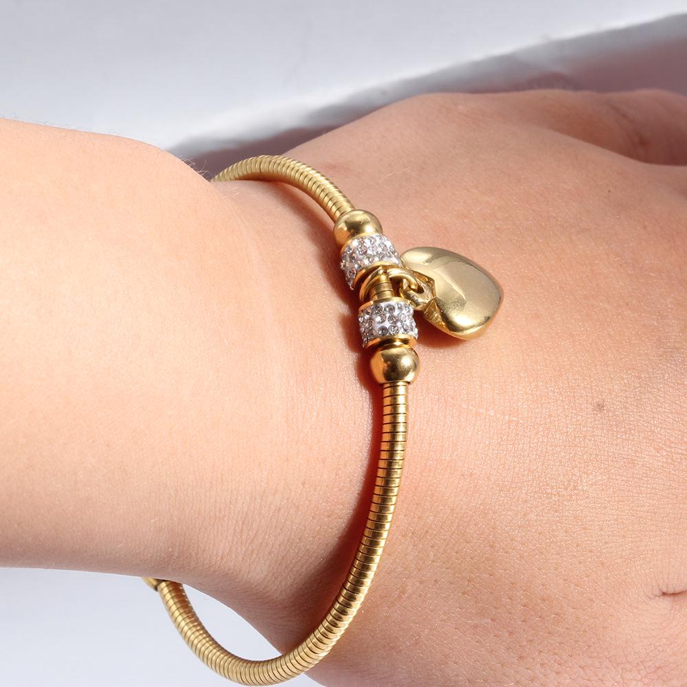 Europäisches herzförmiges Edelstahl-Armband mit Strasssteinen und gravierbarem Magnetverschluss für Damen