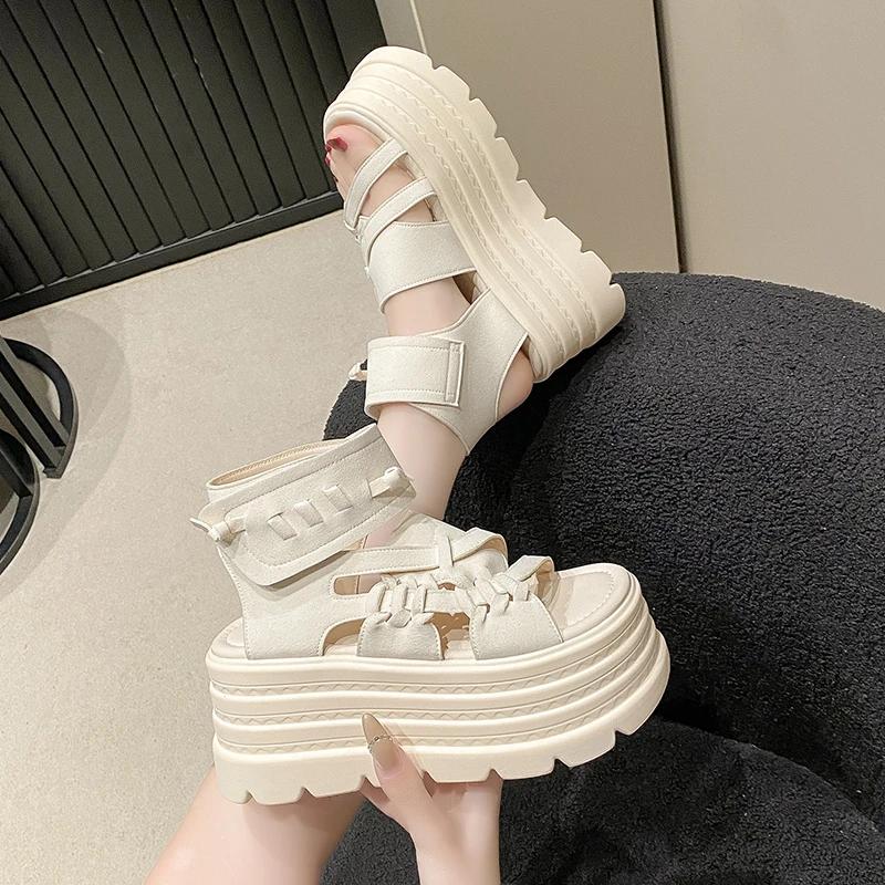 Modne sandały letnie 8 cm na koturnie, sneakersy, nowe 2025, damskie, plażowe klapki, wysoka platforma, sandały codzienne, oddychające kapcie do chodzenia