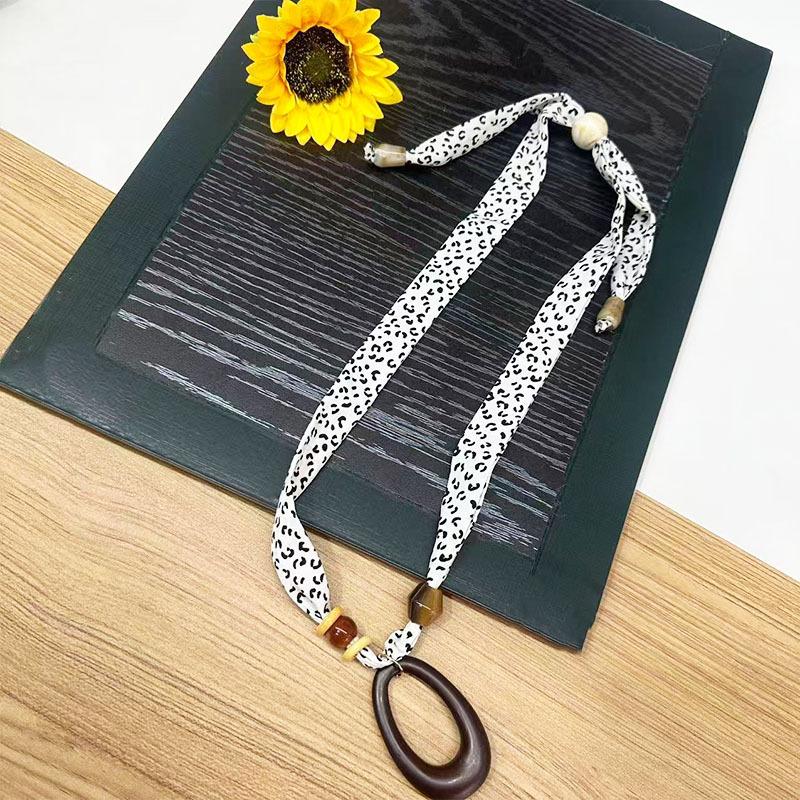 

Trendy Design Geometric Heart Leopard Print Scarf Necklace for Women High-End Vintage Sweater Chain Beads Necklace Accessories