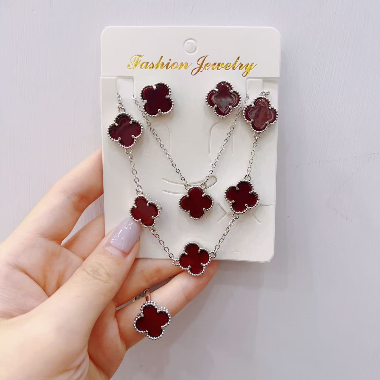 

Набір з 5 предметів: модний браслет Щасливий конюшина , намисто, сережки, каблучка, набір ювелірних виробів