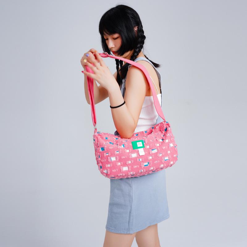 Módní dámská plátěná taška roku 2025: Sladký nový jarní styl s širokým ramenním popruhem