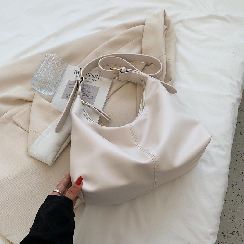 Large-capacity high-end explosive foreign style new versatile Mori niche Korean version retro casual underarm baguette bag