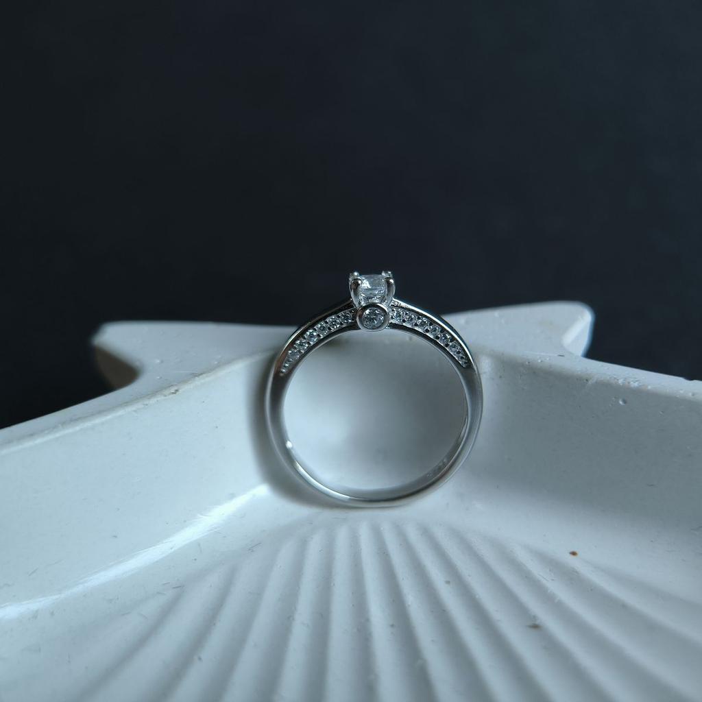 Серебряное кольцо с фианитами, вес изделия 2,18 гр (2187301)