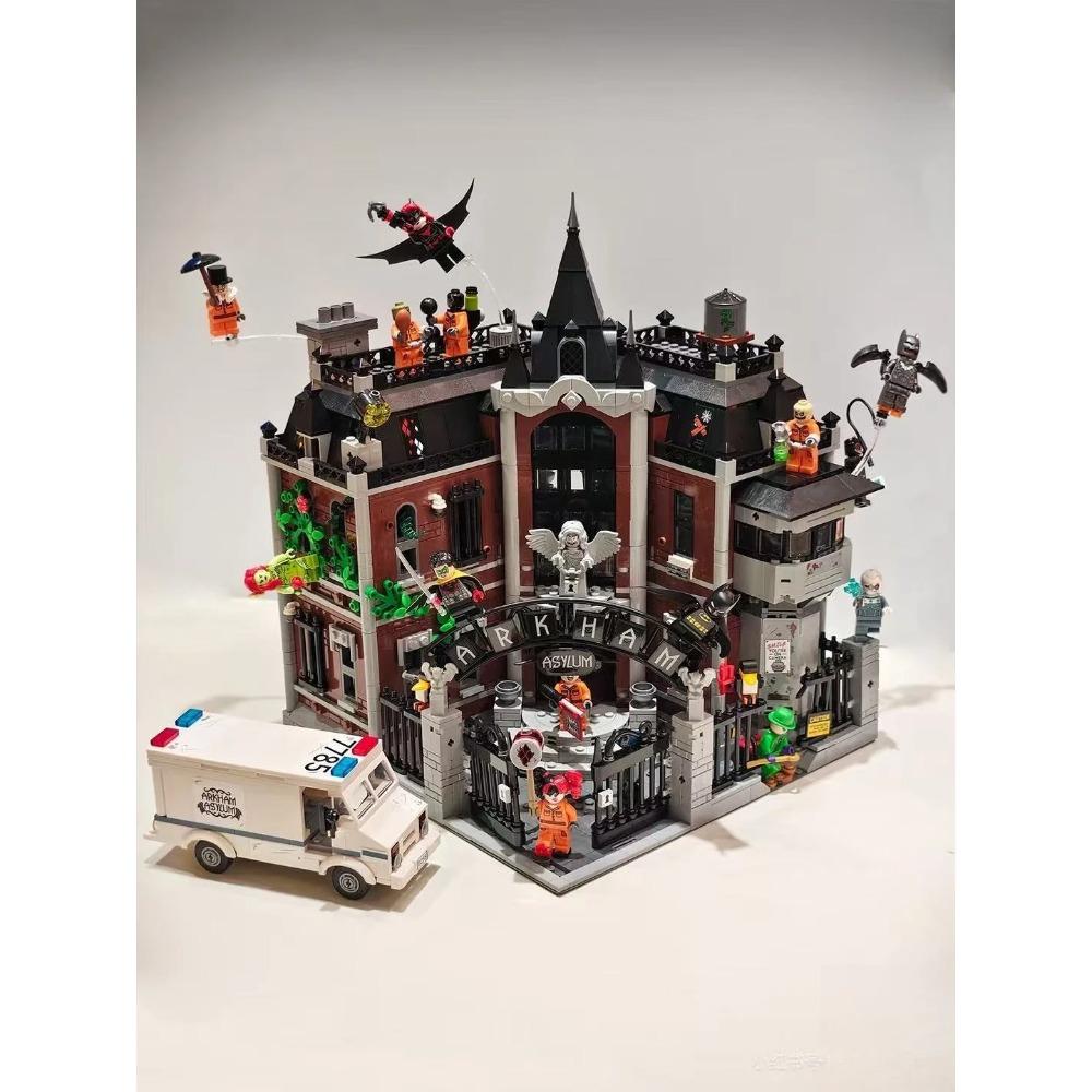 2025 NOVÝ stavebnicový model Arkham Asylum 76300, vhodný jako dárek k narozeninám, sběratelský předmět nebo dekorace pro dospělé.