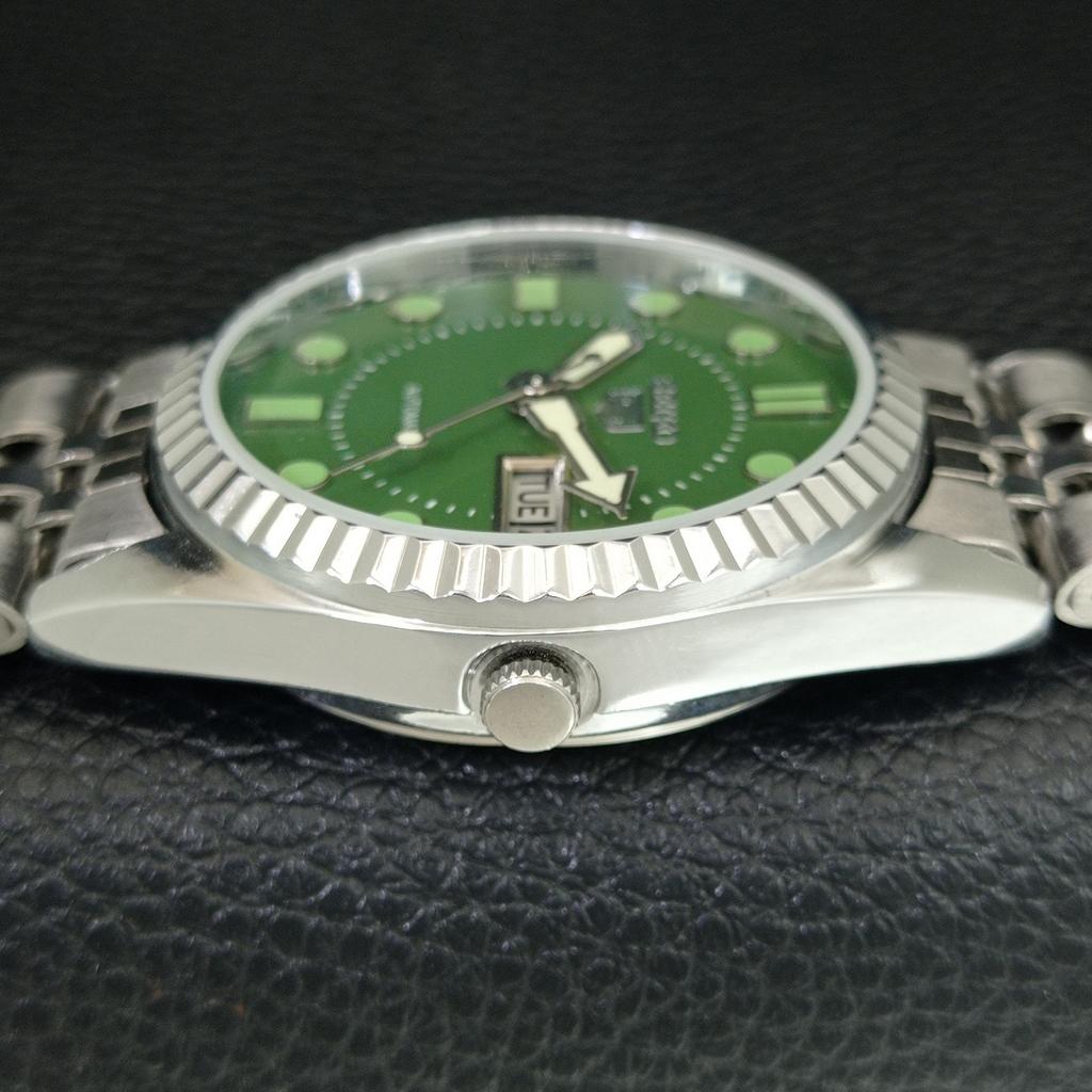 JAPAN VINTAGE REFURBISHED SEIKO 5 AUTOMATIC MENS GREEN DIAL WATCH a444276-1