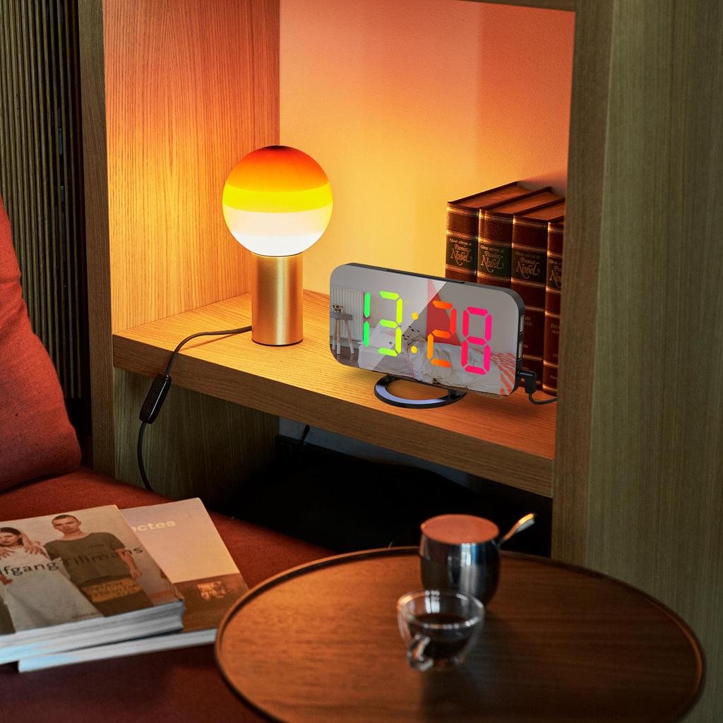 Digitaler Wecker mit dynamischem RGB-Licht, dimmbare Helligkeit, einstellbare Schlummerfunktion, USB