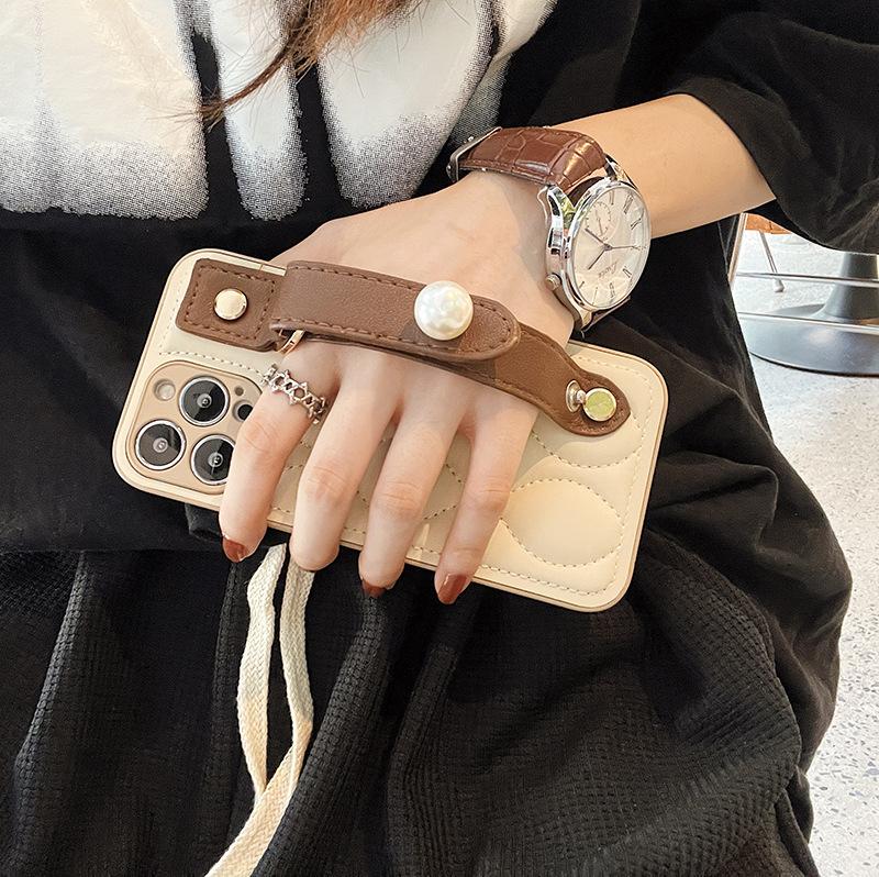 Das Ledertextur-Armband ist geeignet für Apple 14promax Handyhüllen, sturzsichere IPhone13/12 einfache 11 Schutzhüllen