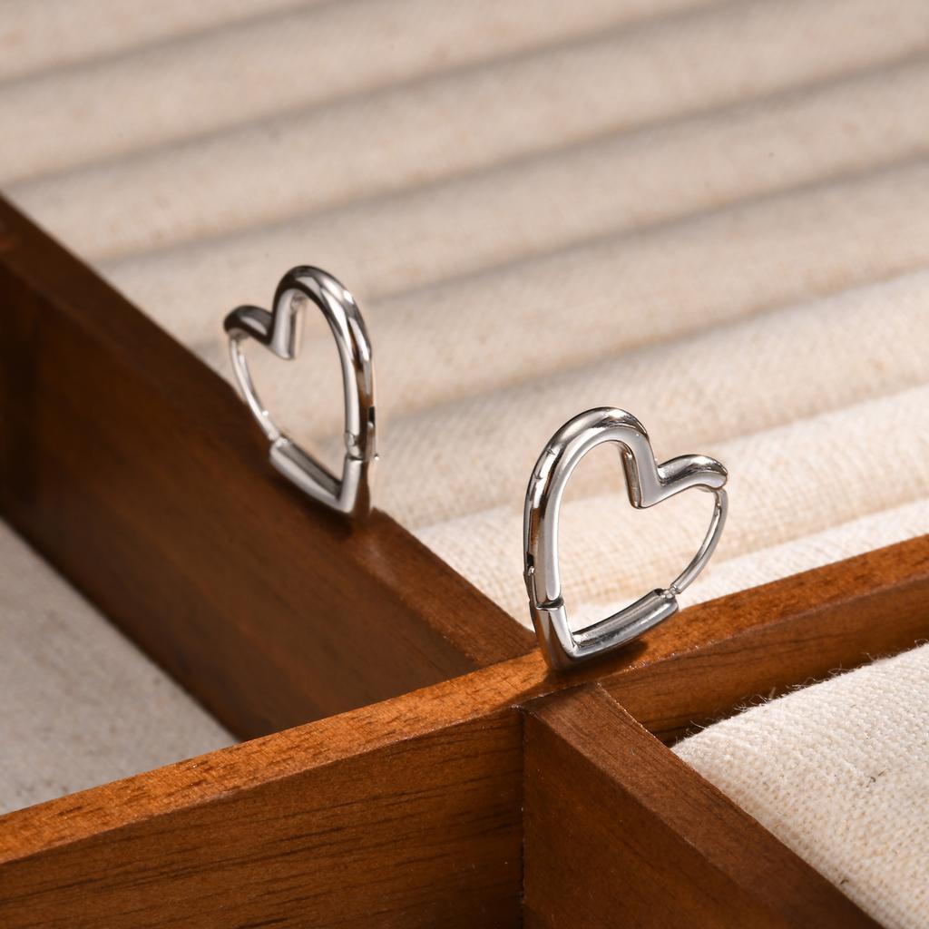 Fashion Smooth Heart-shaped Hoop Earrings for Women Stainless Steel Simple Piercing Earring Buckle Statement Earring Jewelry