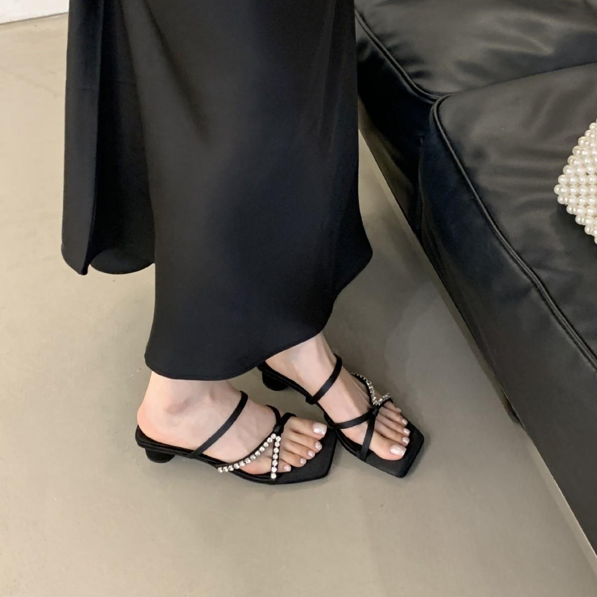 

French square head cross with rhinestone thick heel slippers women s 2025 summer new open-toed temperament with skirt cool slippers 39 шампанского