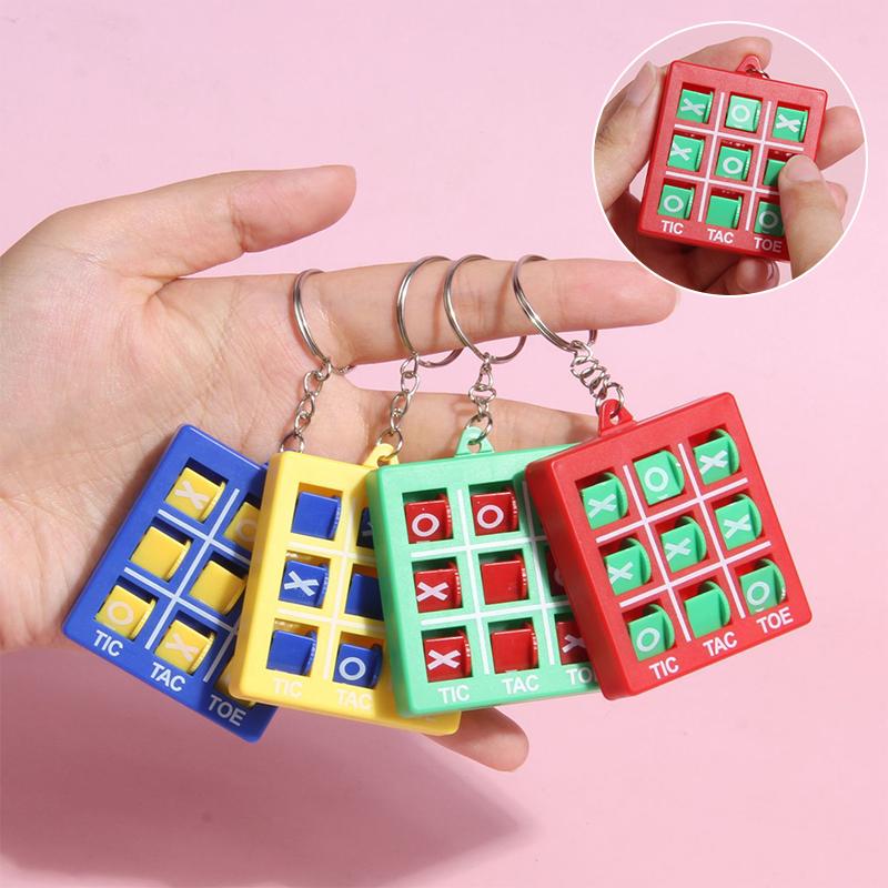 1ks mini zajímavá hra piškvorky, přívěsek na klíče, puzzle, dekomprese, xo spin, šachová hra, dětské hračky
