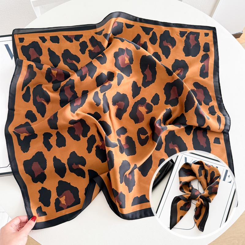 Damski jedwabny szalik w koreańskim stylu: Wszechstronny kwadratowy szalik z kamelią na wiosnę i jesień - do noszenia na szyi, na torebce lub we włosach