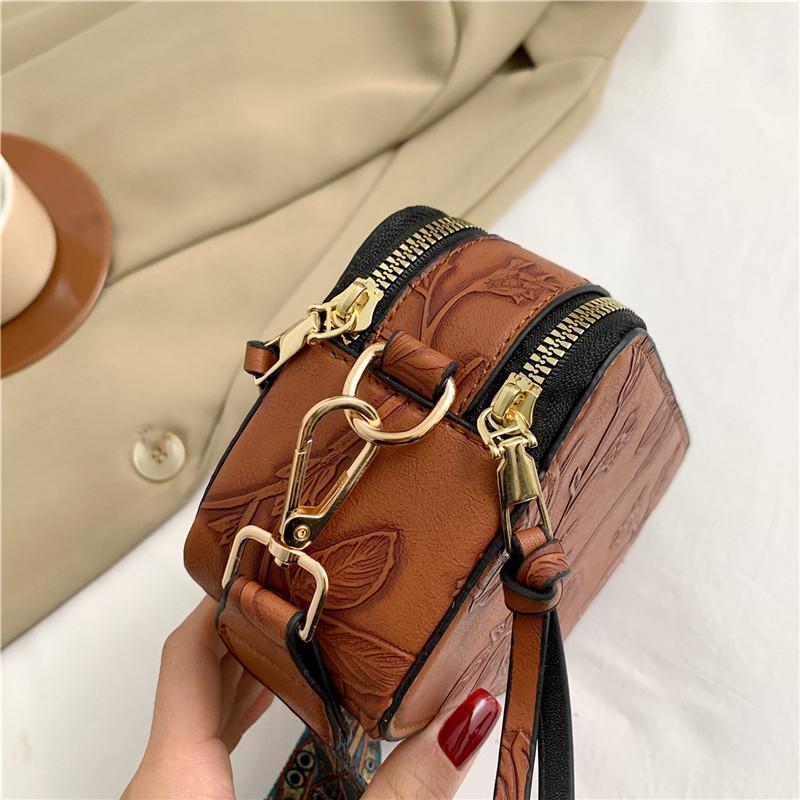 Retro Embossed Craft Small Crossbody Bag Women'S Wide Shoulder Strap Oblique Shoulder Bag Purses