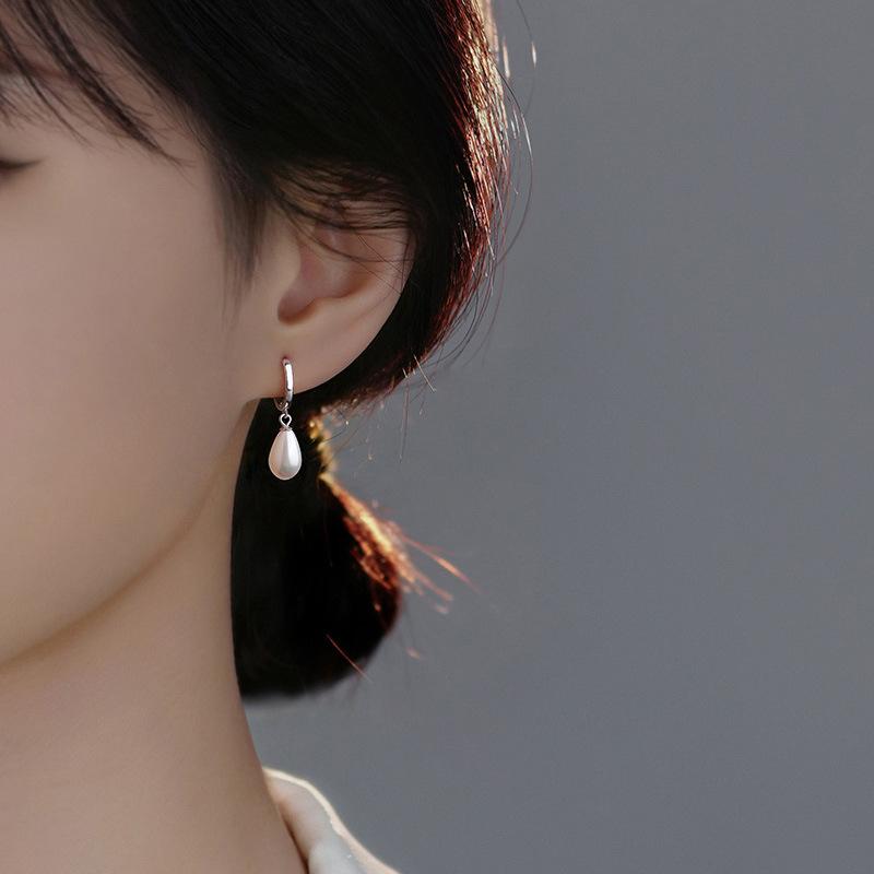 Boucles d'oreilles rétro goutte d'eau perle style cour tempérament doux tendance toute l'année boucles d'oreilles perles blanches de célébrité