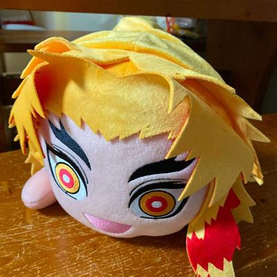 Peluche Mega Jumbo sdraiato di Demon Slayer "Rengoku Kyojuro"