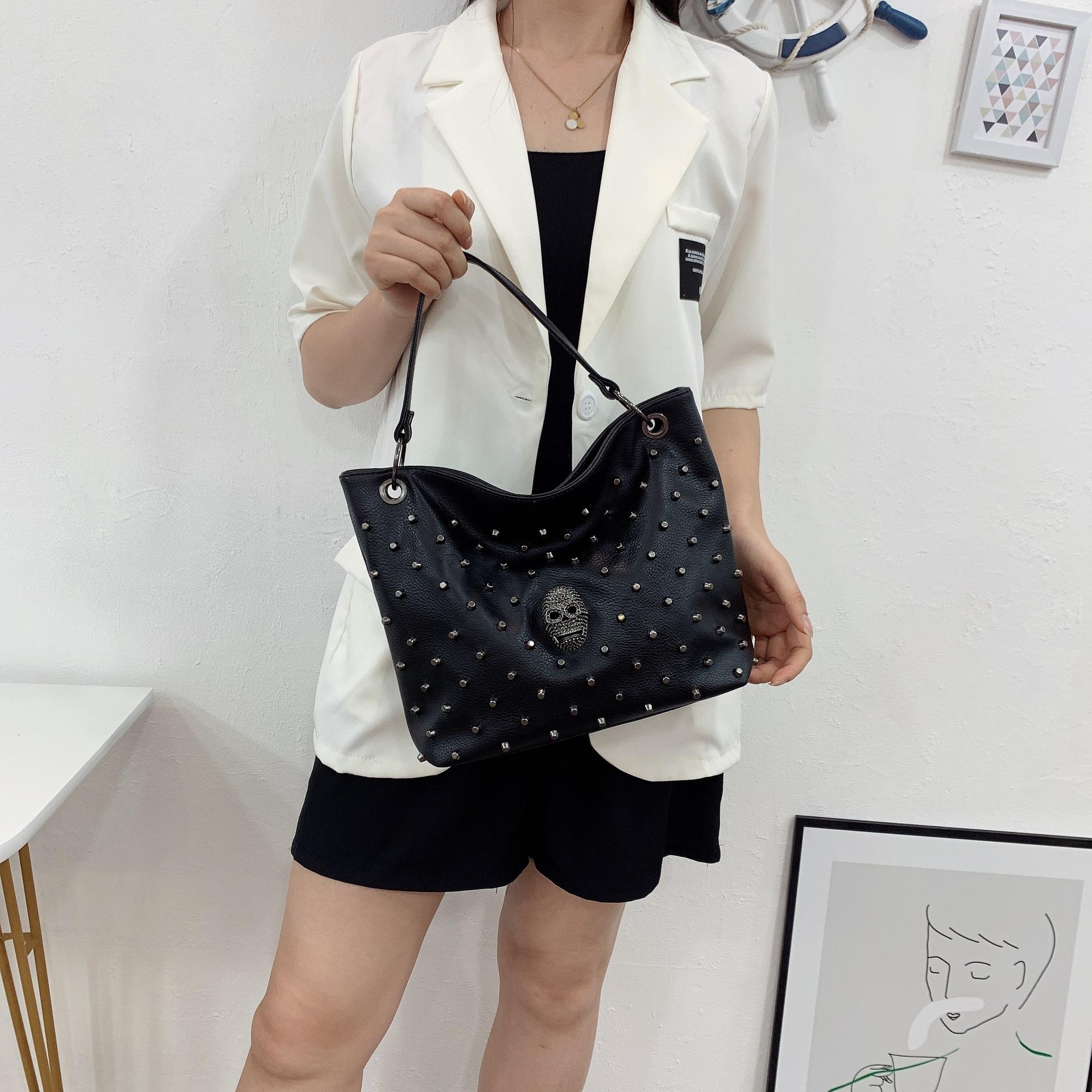 

Single Shoulder Bag, Women s Large Bag, New Trendy Diagonal Cross Bag, Rivet Big Ghost Head, Large Capacity Bucket Bag чёрный