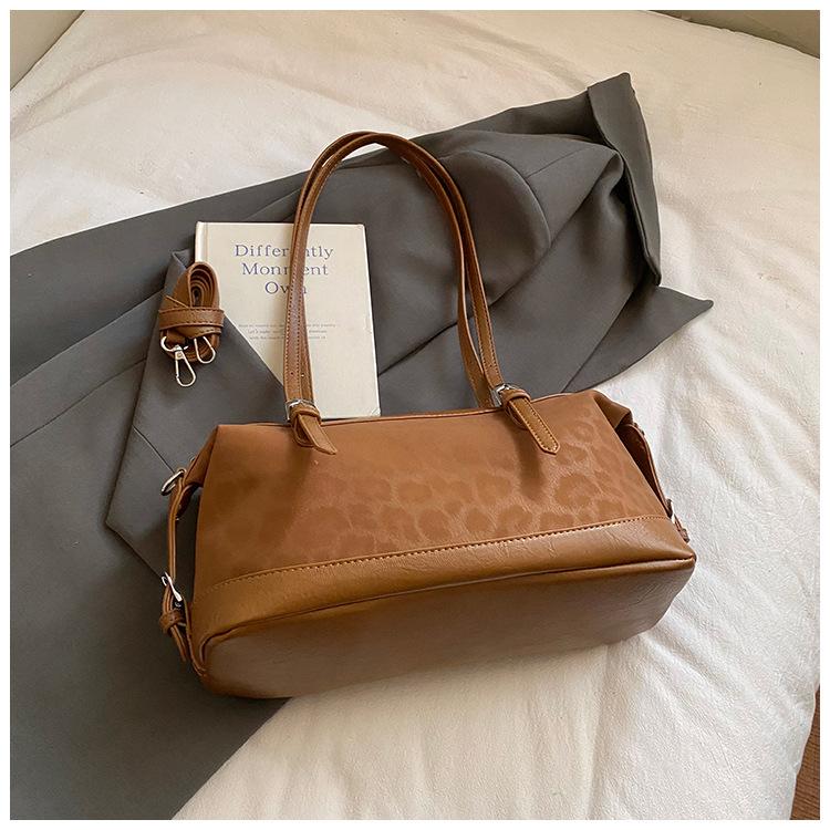 

Simple and large-capacity underarm bag 2025 autumn new trend simple messenger bag fashionable commuter shoulder bag