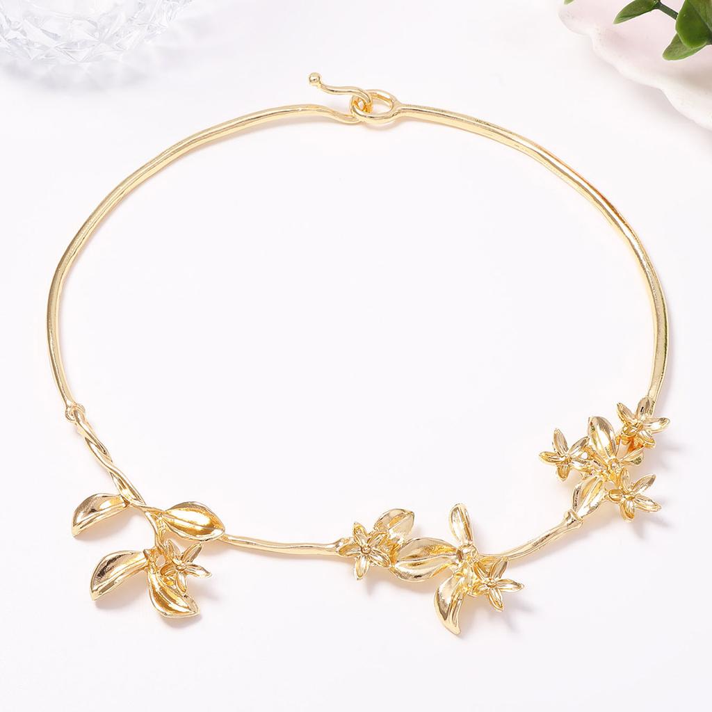 Golden Metal Floral Leaf Choker Necklace for Women Personality Flower Charm Necklaces Statement Jewelry Neck Accessories