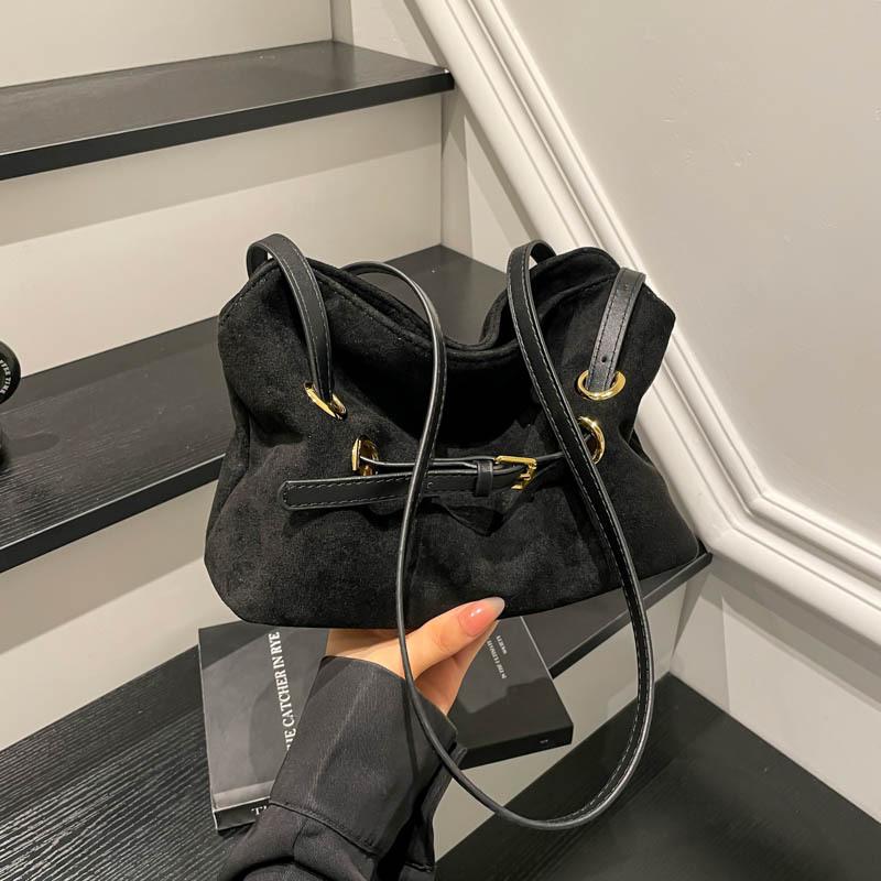 

Fashion suede bag women s new high-end sense versatile shoulder bag niche commuter bag чёрный