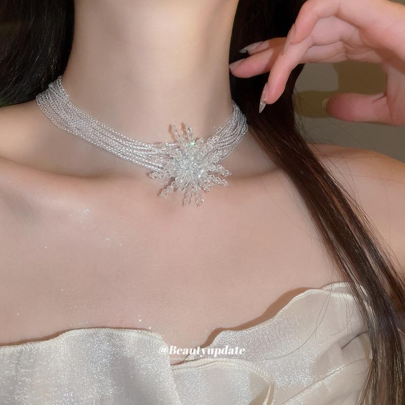 Collar de flor de tela con cuentas de cristal multicapa cadena de clavícula versátil de alta gama diseño de lujo ligero cadena de cuello nicho mujeres